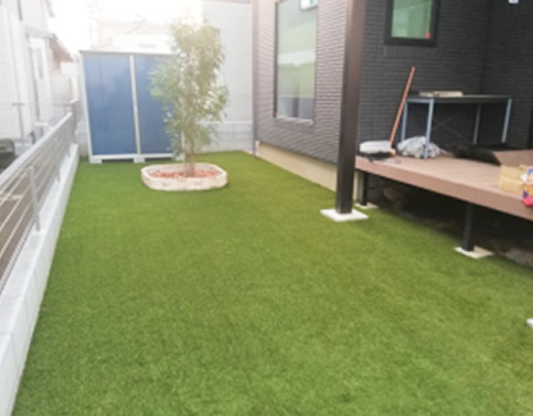 人工芝を敷く